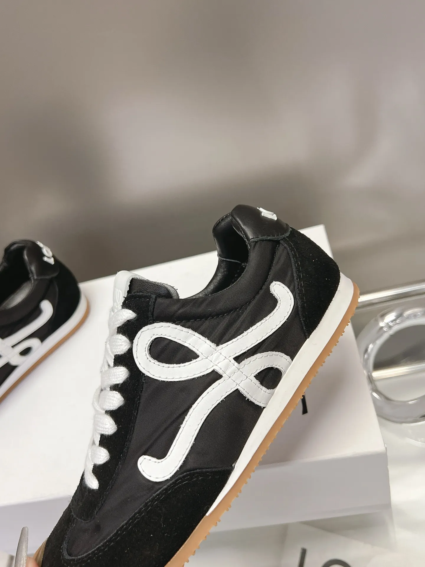 👟👟Ex-factory price 540👟👟 Original BALLET RUNNER2.0 Loewe ballet shoes! Asymmetrical toe shape, Loewe's signature design! Super soft, light and flexible original TPU sole with wavy pattern, (not ordinary rubber sole) original cover last + fierce craftsmanship wrapping feeling, the comfort is first-class! The 3D injection molded rubber LOEWE logo on the heel gives this shoe a retro and elegant interpretation, and incorporates modernity and LOEWE's unique style. There are so many colors and pictures will be updated one after another. Code number: 35-40 (41 customized)